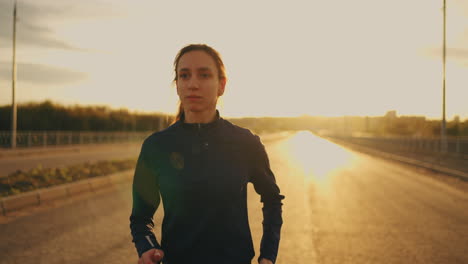 Retrato-De-Una-Joven-Mujer-Atlética-Corriendo-Al-Aire-Libre-Mujer-Contra-La-Actividad-Deportiva-Al-Atardecer-O-Al-Amanecer